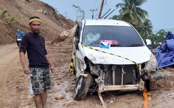 Satu Mobil Tertimpa Batu Longsor Di Jalan Trans Sulawesi Talamusid 0153