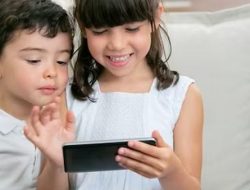 PM Singapura Ingatkan Orang Tua Hindari Penggunaan Ponsel sebagai ‘Pengasuh Digital’ untuk Anak