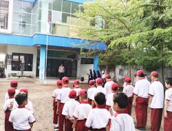 Irup Dalam Upacara Bendera, Pak BHABIN Sampaikan Motivasi di SDIT Ash Shaff Takalar