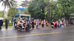 Bahagia! Siswa SDIT dan SMPIT Ash-Shaff Terjun langsung Bagikan Takjil Kepemotor