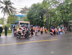 Bahagia! Siswa SDIT dan SMPIT Ash-Shaff Terjun langsung Bagikan Takjil Kepemotor