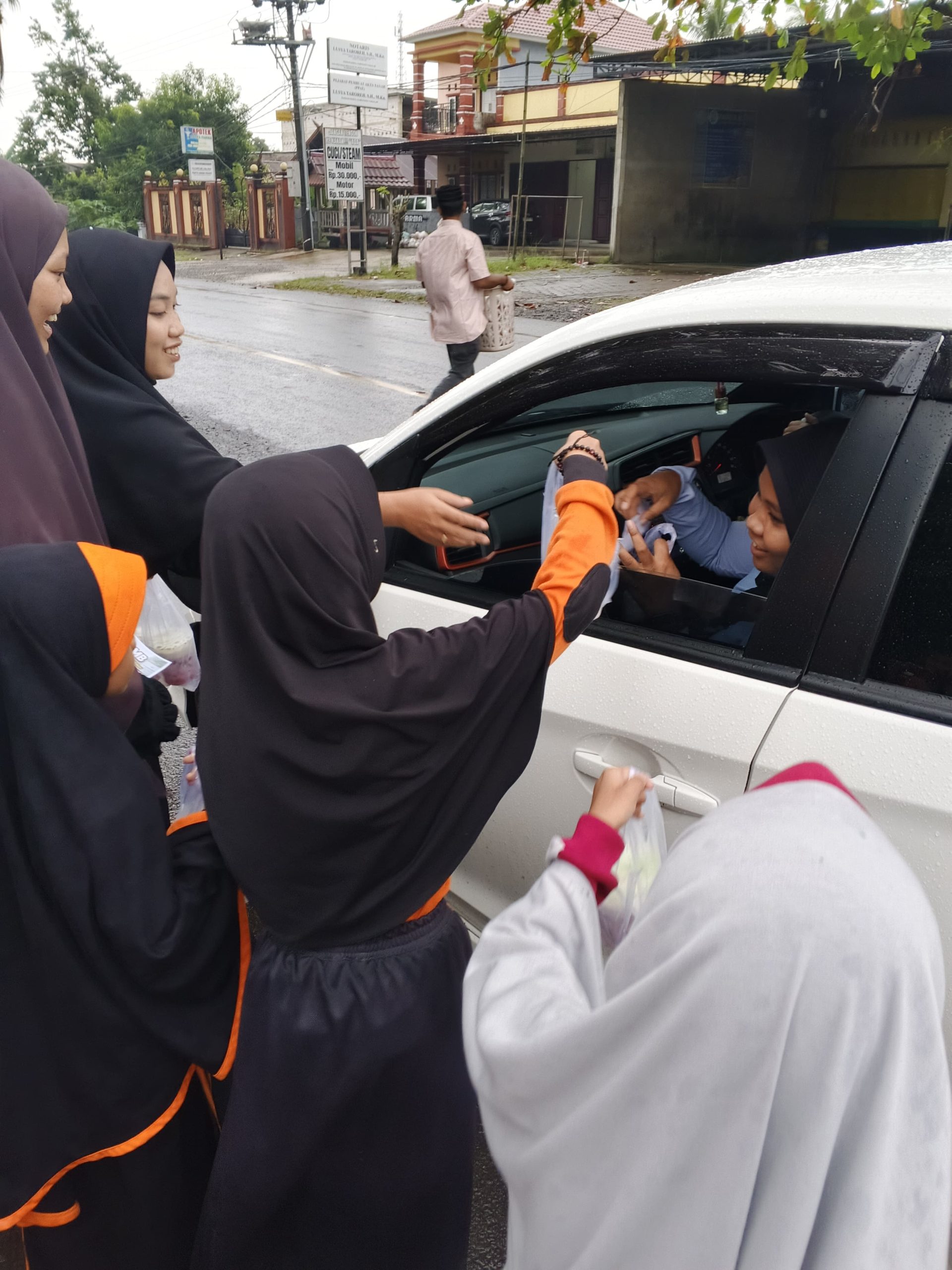 Gambar guru dan siswa-siswi berbagi